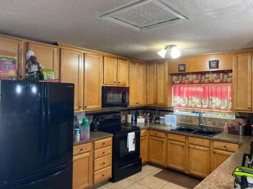 391 Creekside Ln, Mableton, GA 30126-5107