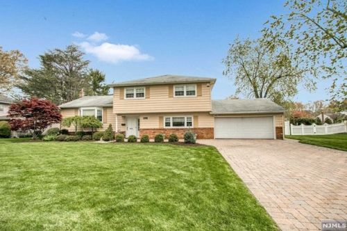 198 Merritt Dr, Oradell, NJ 07649-1825