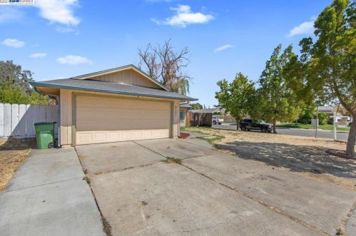2121 Chambord Dr, Stockton, CA 95210-2257