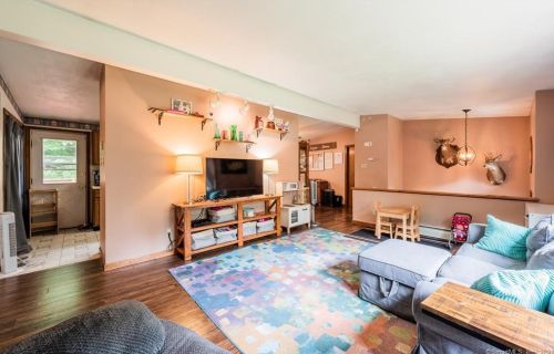 67 Town Farm Rd, Gales Ferry, CT 06339-1844