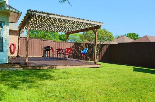 2100 Greenstone Trl, Carrollton TX 75010-4140 exterior