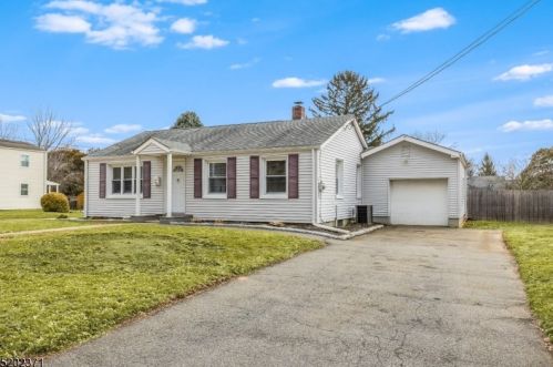 104 Hamilton Dr, Hackettstown, NJ 07840-1326