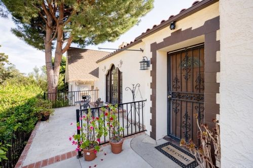 1555 Ridgeway Dr, Glendale, CA 91202-1201