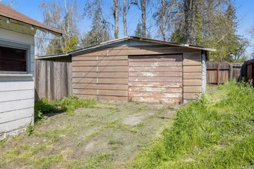 6810 Carol Dr, Sebastopol, CA 95472-4829