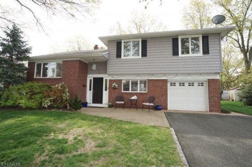 41 Oleander Way, Clark, NJ 07066-1824