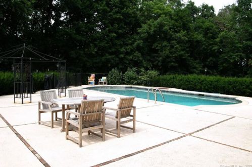 15 Bowman Dr, Greenwich CT  06831-3236 exterior