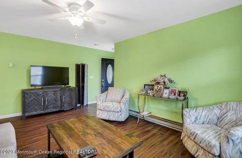 25 Mansfield Ave, Lakehurst, NJ 08759-6663