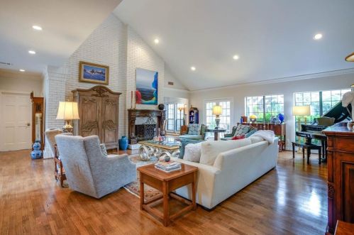 7 Castlecreek Ct, Dallas, TX 75225-1808