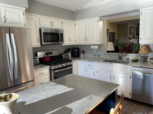 20 Hollow Tree Ln, Upper Stepney, CT 06468-2645