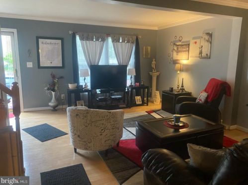 7022 Rogue Forest Ln, Gainesville, VA 20155-1627