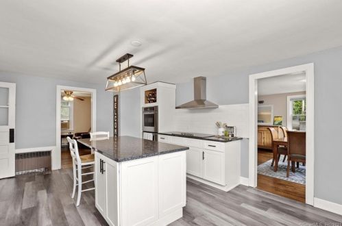 54 Monroe St, Huntington CT  06484-6032 exterior