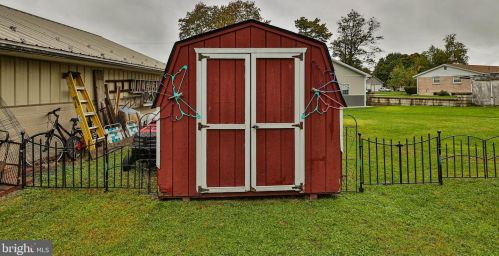 23 Central Ave, Bangor PA 18013-2221 exterior