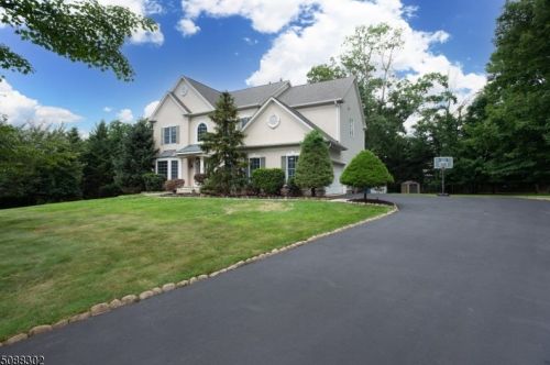 4 Hearthstone Ln, Green Brook, NJ 08812-1850