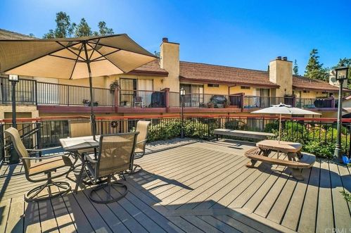 2850 Montrose Ave, Glendale CA 91214-3876 exterior