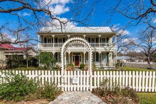 312 Travis St, Fredericksburg, TX 78624-4353