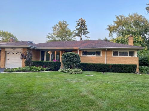 909 Tower Dr, Mount Prospect, IL 60056-4257