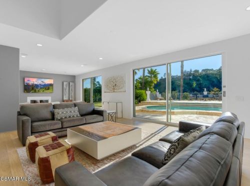 24050 Park Casino, Calabasas CA  91302-2536 exterior