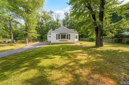 72 Sparrowbush Rd, Upper Saddle River, NJ 07458-1417