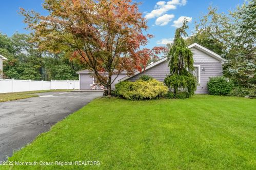 13 Pelican Dr, Berkeley Township, NJ 08721-1604