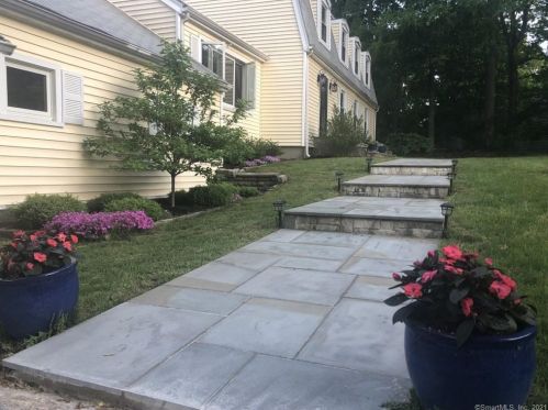 171 Williamsburg Dr, Upper Stepney, CT 06468-2564