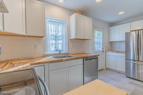 14 Cove Rd, Mount Arlington, NJ 07856-1023