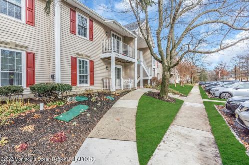 14 Sun Beau Ct, Tinton Falls, NJ 07724-3826