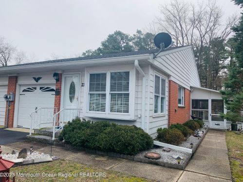 27 Columbus Blvd, Lakehurst, NJ 08759-1870