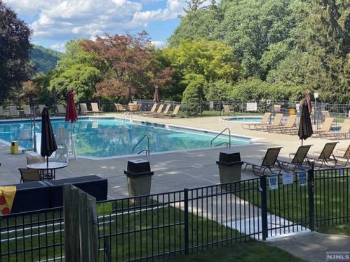 3104 Rio Vista Dr, Mahwah, NJ 07430-4001