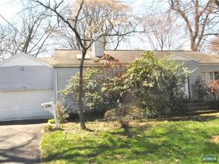 204 Wyckoff Ave, Waldwick, NJ 07463-1429
