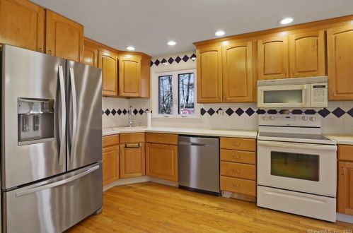 54 Saginaw St, Wapping CT  06074-2122 exterior