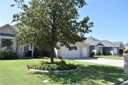 11708 Surrey Hills Blvd, Yukon, OK 73099-8150