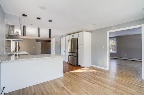 1 Cherokee Ct, Londonderry NH  03053-2635 exterior