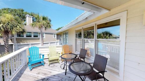 6 Ocean Park Ct, Isle Of Palms SC  29451-2244 exterior