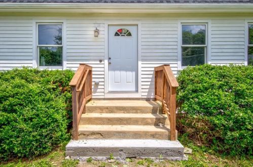 21 Belfield Dr, Providence, RI 02919-1801