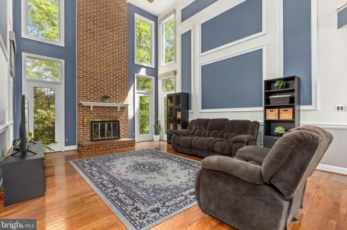 8006 Middlewood Pl, Springfield VA  22153-1928 exterior
