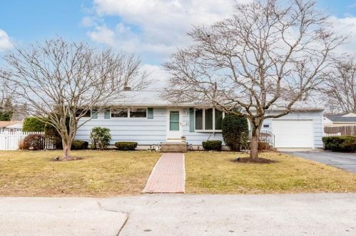 25 Cactus St, Warwick, RI 02886-0611