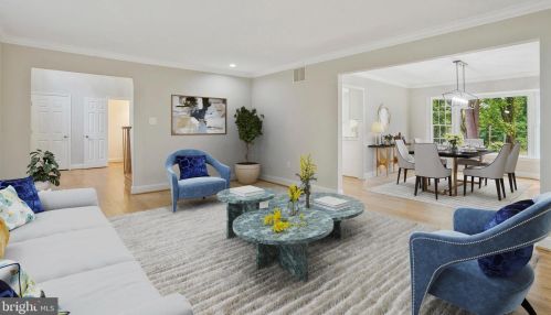 7052 Idylwood Rd, Falls Church, VA 22043-1526