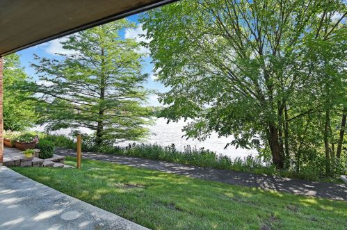 6211 Lakepark Ln, Willowbrook IL  60527-2947 exterior
