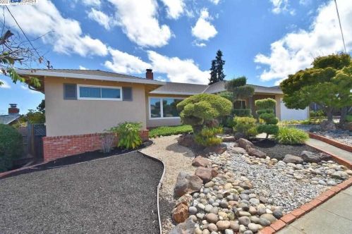 21650 Gail Dr, Hayward, CA 94546-6810