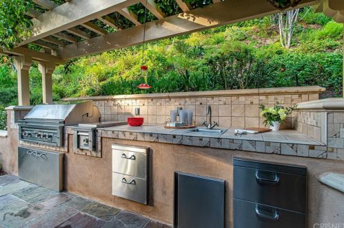 2010 Buckingham Pl, Glendale CA  91206-1401 exterior