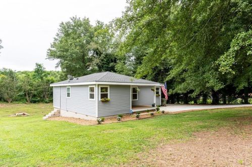 592 Church St, Cleveland, GA 30528-1033