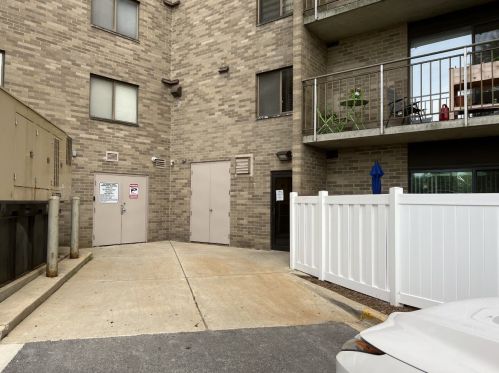 6340 Americana Dr, Willowbrook IL  60527-2255 exterior