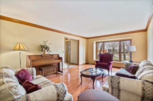 1025 Stonehedge Rd, Saint Charles, IL 60174-1303