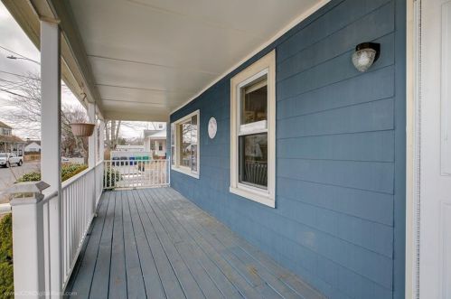 25 Fulton St, Warwick, RI 02889-2828