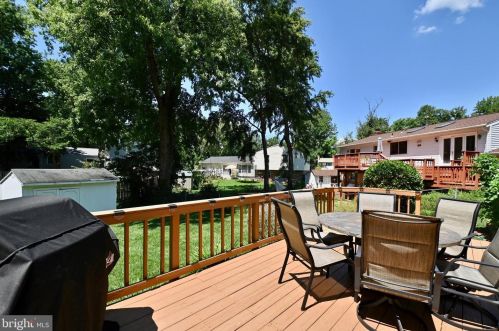 8513 Fairburn Dr, Springfield VA  22152-3225 exterior