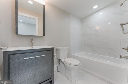 950 Front St, Philadelphia PA 19147-0043 exterior