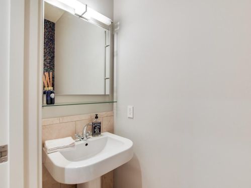 555 5th St, Austin TX  78701-3796 exterior