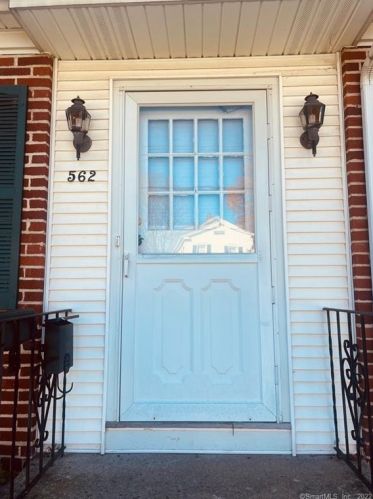562 Piedmont St, Waterbury, CT 06706-2131