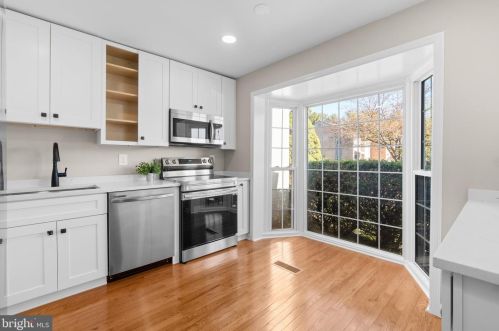 4532 Maxfield Dr, Annandale, VA 22003-3528