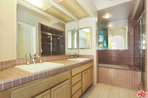 889 Calle Amable, Glendale CA  91208-3058 exterior